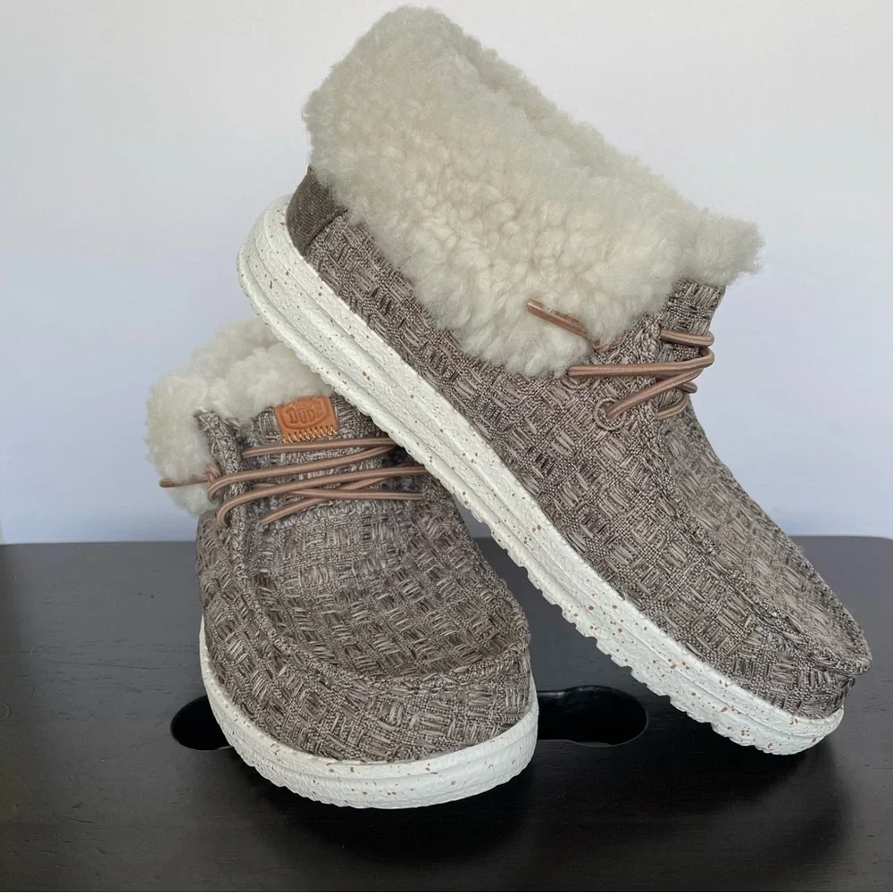 Hey Dude Wendy Fold Youth Stitch Cozy, Big Kids Size 12. New without box.